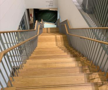 Grand escalier habillé de parquet en bois